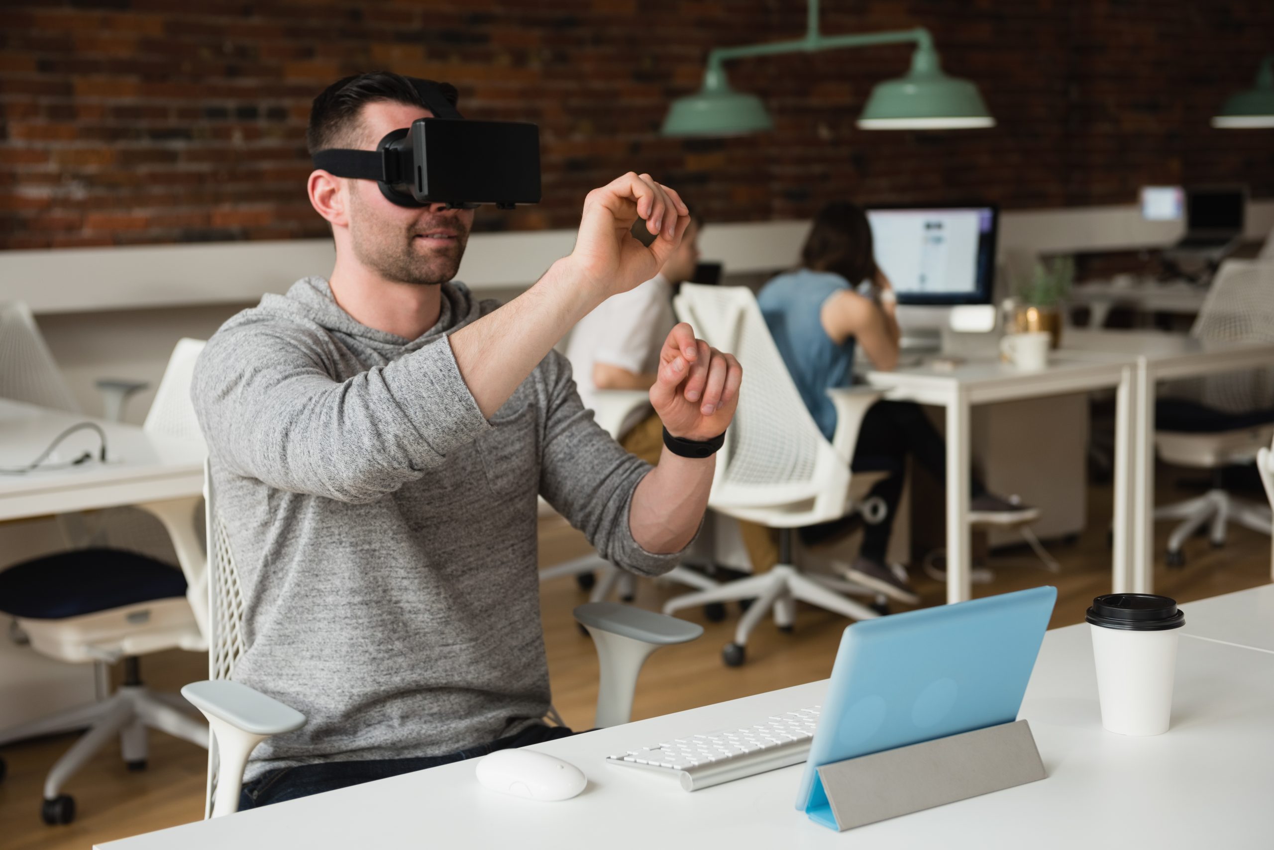 Homem executivo usando óculos de realidade extendida